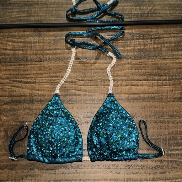 CUSTOM Bodybuilding Competition Bikini / Suit - Picture 2 of 9